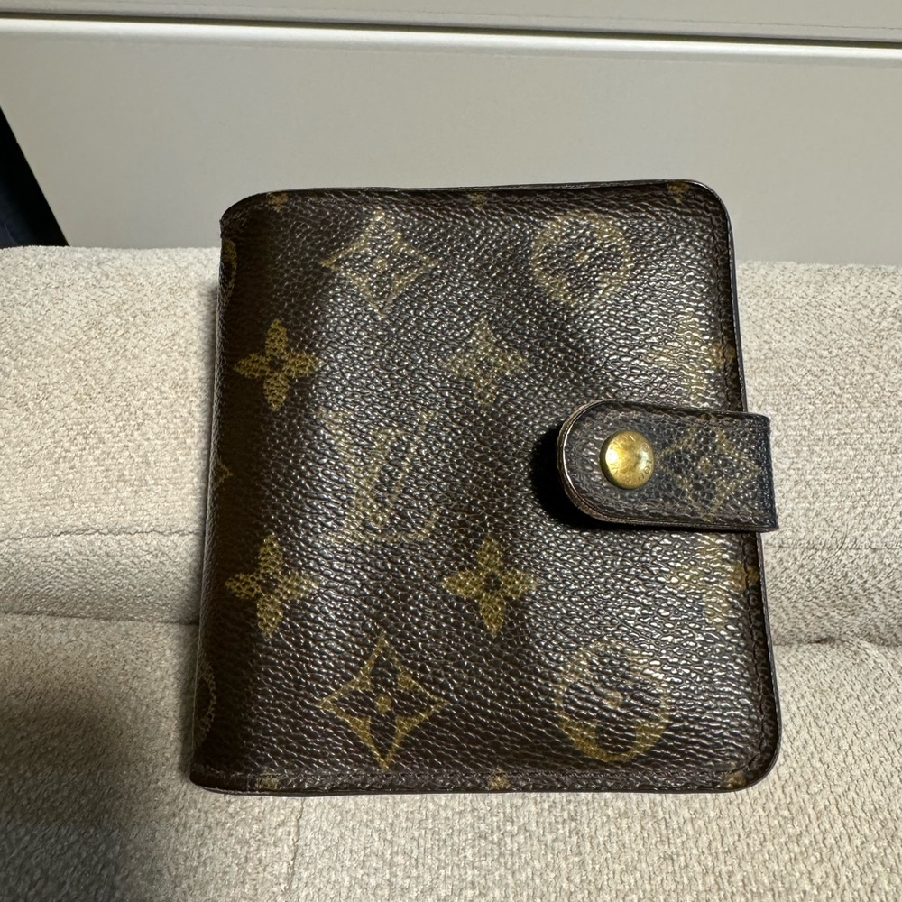 Lv Short Compact Wallet